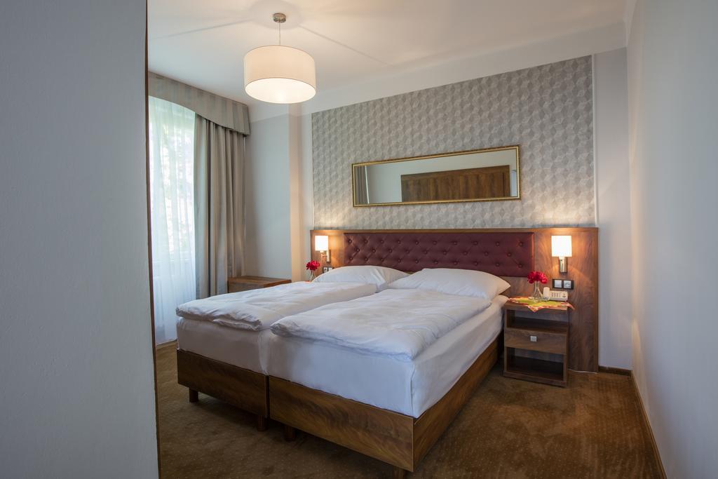 Hotel Bellevue Tlapak Подебрады Экстерьер фото